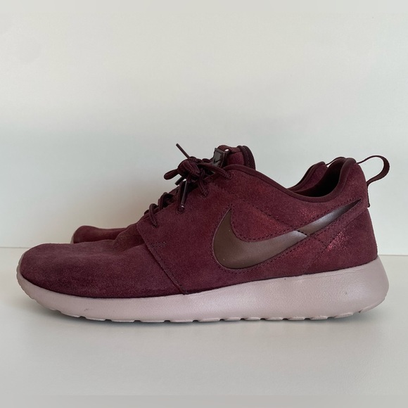 Nike Women’s Roshe One Sneakers - Picture 5 of 10